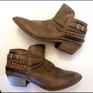 Women’s ankle boots 7.5